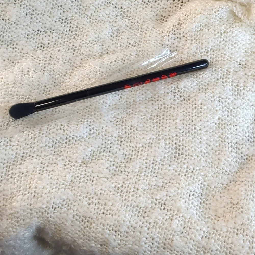 Betty Boop™ X ipsy Eyeshadow Brush, One (1) piece eyeshadow brush